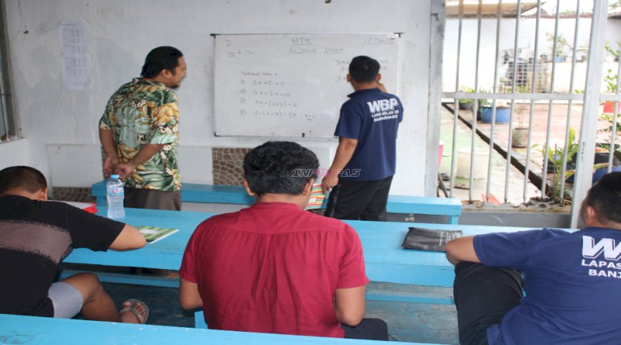Pembelajaran Paket C Matematika di Lapas Banjarmasin, Warga Binaan Dalami SPLDV