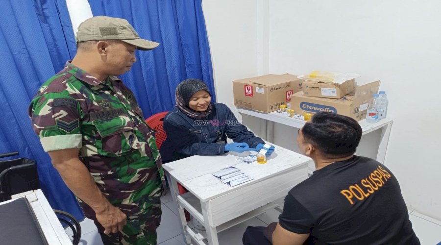 Petugas Pengamanan Lapas Wahai Jalani Tes Urine dengan Pendampingan APH