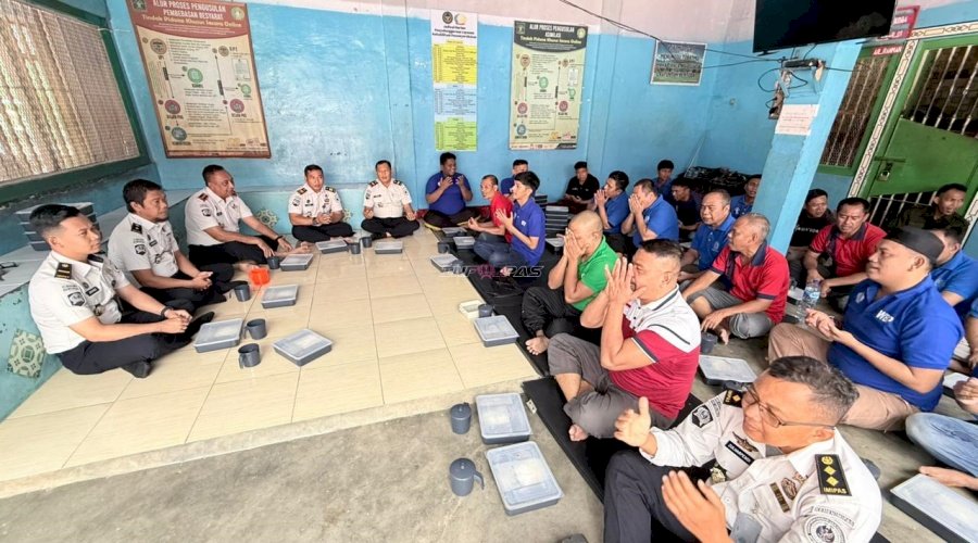 Kalapas Sarolangun Lesehan Santap Nasi dan Lauk Cadong bersama Warga Binaan 