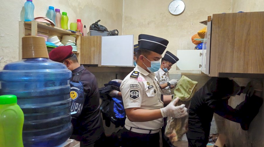 Pastikan Lingkungan Tetap Kondusif, Lapas Sumedang Gelar Penggeledahan Insidentil