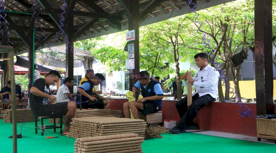 Banyak Diminati, Warga Binaan Lapas Kelas I Madiun Antusias Buat Anyaman Rotan