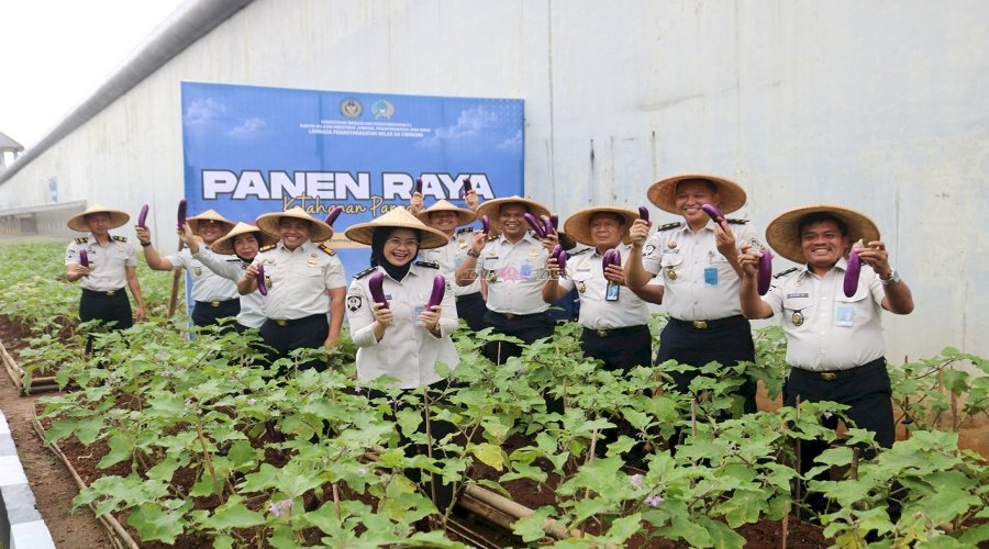 Panen Raya Penuh Kepedulian, Lapas Cibinong Donasikan Hasil Panen untuk Korban Bencana
