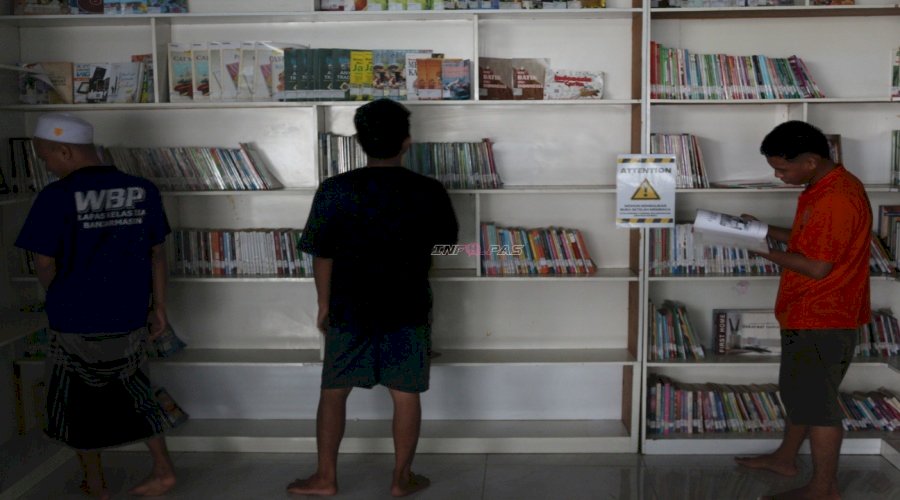 Tak Kenal Hari Libur, Perpustakaan Lapas Banjarmasin Terus Layani Warga Binaan