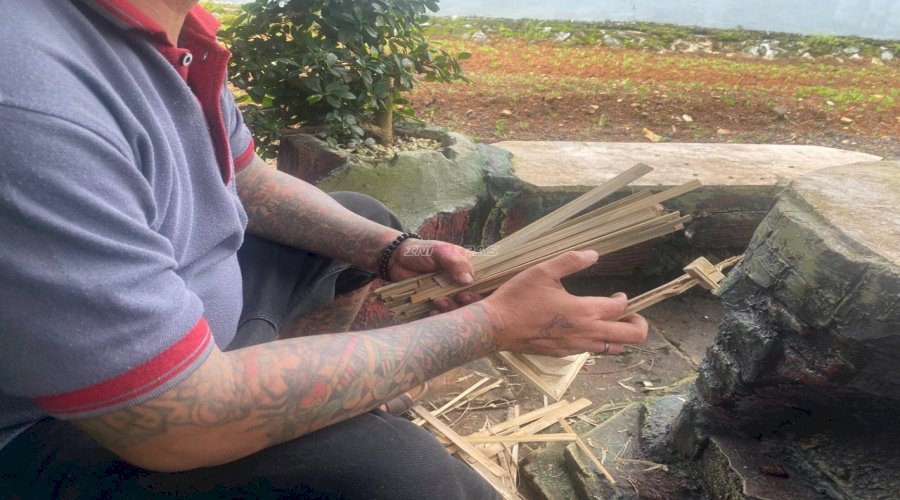 Asah Kreativitas dan Kemandirian, Warga Binaan Lapas Narkotika Karang Intan Buat Miniatur Tugu dari Bambu