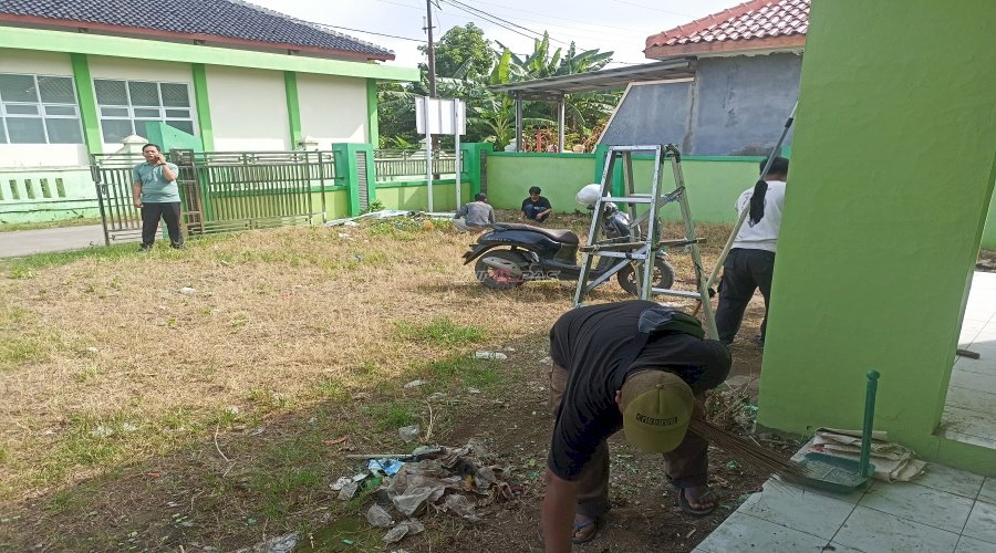 Klien Bapas Pekalongan Laksanakan Aksi Sosial Bersih-Bersih Lingkungan KUA Adiwera