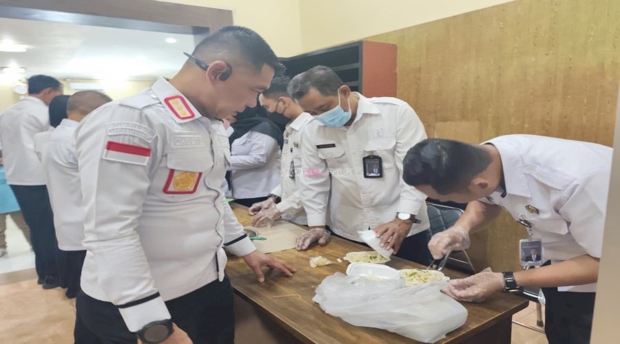 Kalapas Jember Pantau Langsung Layanan Kunjungan Warga Binaan