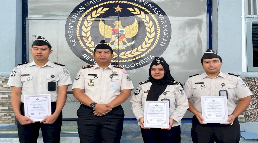 Gagalkan Penyelundupan Narkoba, Tiga Petugas Lapas Kotabaru Terima Penghargaan