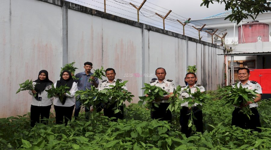 Panen Kangkung Bukti Keberhasilan Pembinaan Kemandirian di Lapas Tanjung