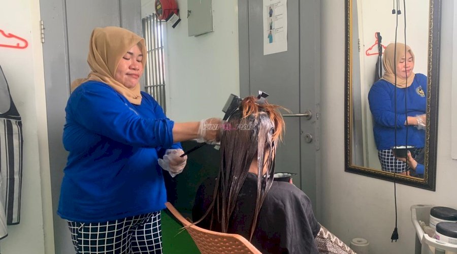 Lapas Perempuan Palu Fasilitasi Warga Binaan Pelajari Teknik Hair Color dan Smoothing