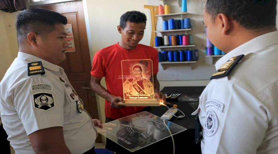 Tunjukkan Kreativitas, Warga Binaan Lapas Pemuda Madiun Buat Ukiran Akrilik Bekas
