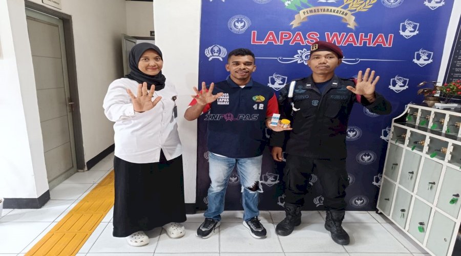 Pastikan Pembinaan Berhasil, Satu Warga Binaan Lapas Wahai Tes Urine Jelang Bebas