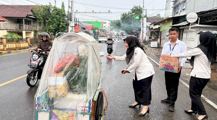 Wujud Kepedulian Sosial, Rutan Majene Bagikan Makanan kepada Masyarakat