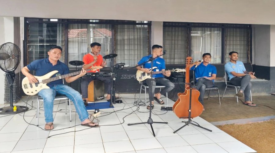 Kunjungan Penuh Cerita, RAWANA Band Ajak Pengunjung Rutan Pelaihari Ikut Bernyanyi