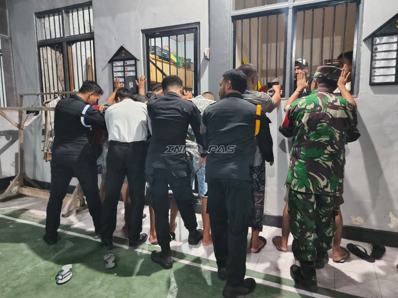 Antisipasi Gangguan Kamtib, Lapas Wahai Gandeng Babinsa Razia Kamar Hunian