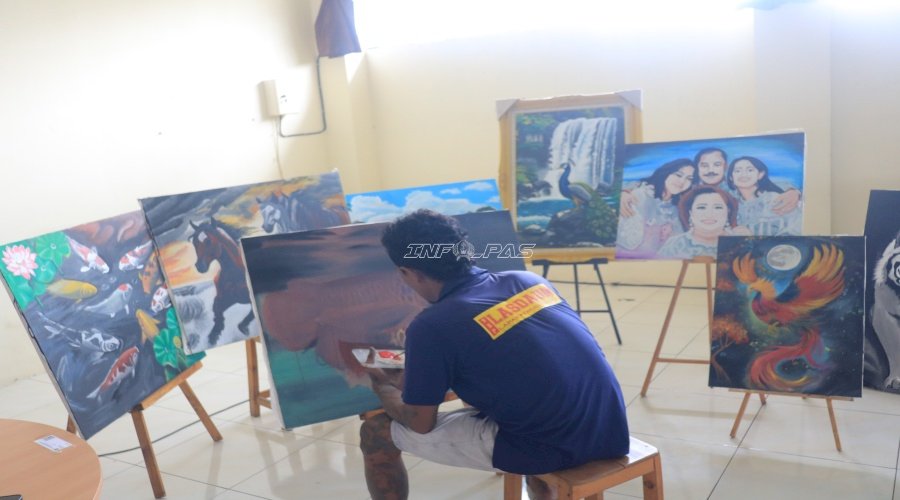 Warga Binaan Lapas Pemuda Madiun Ekspresikan Keterampilan Seni Lukis