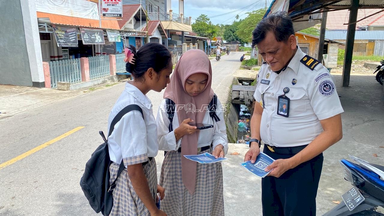 Perkuat Keterbukaan Informasi, Lapas Wahai Sosialisasikan Layanan Lewat Brosur Lawamena News Channel