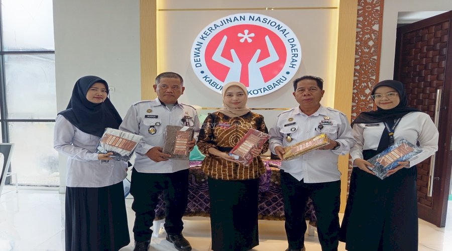 Dukung Pemasaran UMKM, Lapas Kotabaru Serahkan Kain Sasirangan ke DEKRANASDA