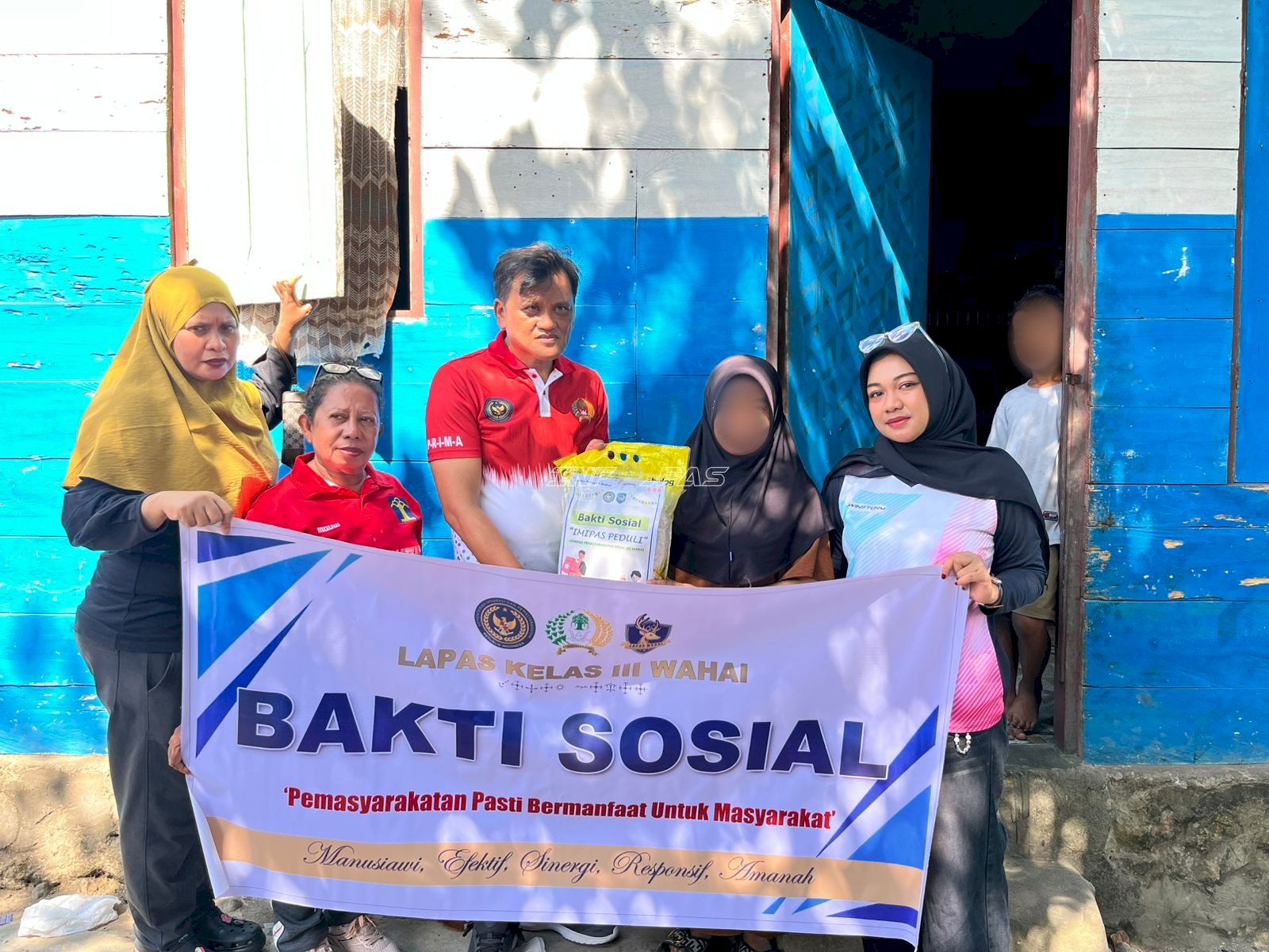 Wujud Kepedulian Sosial, Lapas Wahai Bagikan Bansos untuk Warga Sekitar