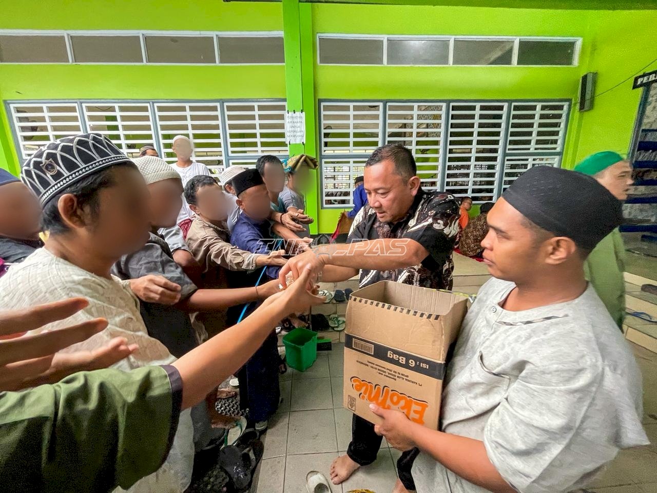 Sentuhan Humanis, Lapas Narkotika Karang Intan Berbagi di Jumat Berkah