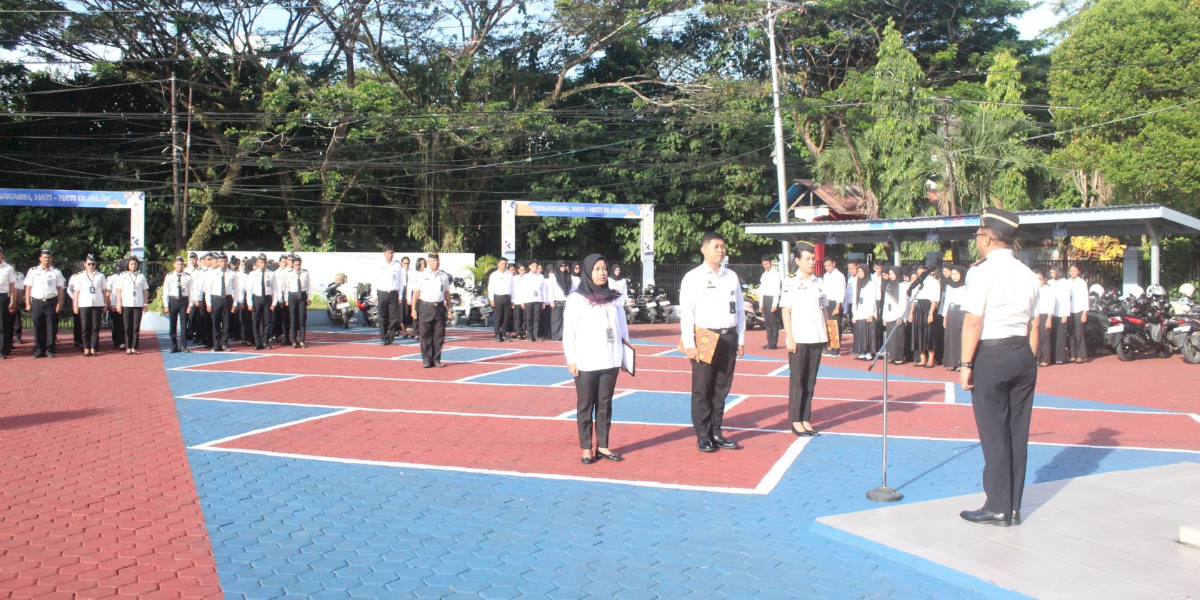 Wujud Apresiasi dan Motivasi, Kanwil Ditjenpas Maluku Berikan Penghargaan Petugas Teladan