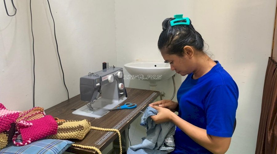 Lapas Perempuan Palu Latih Warga Binaan Keterampilan Menjahit Lapisan Tas