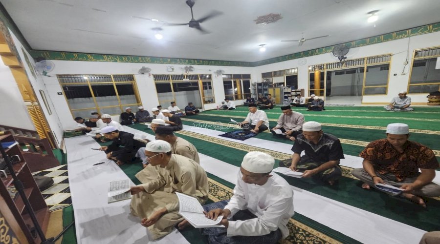 Khusyuk dalam Doa Malam Nisfu Syaban, Eratkan Kebersamaan Petugas dan Warga Binaan Lapas Tanjung