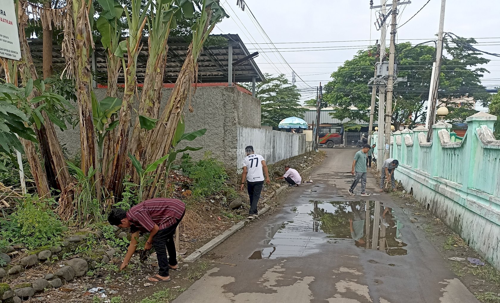 Klien Bapas Pekalongan Laksanakan Aksi Sosial Bersih-Bersih di Desa Tembokbanjaran