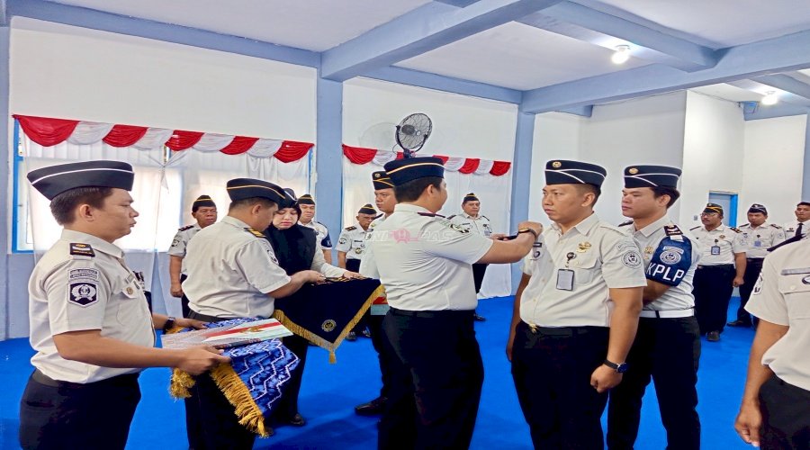 Penyematan Tanda Kenaikan Pangkat, Kalapas Kotabaru Tekankan Profesionalisme dan Tanggung Jawab