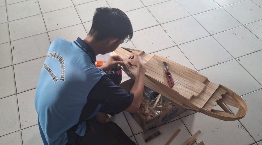 Asah Keterampilan, Rutan Marabahan Bina Warga Binaan lewat Kerajinan Miniatur Kapal Bambu