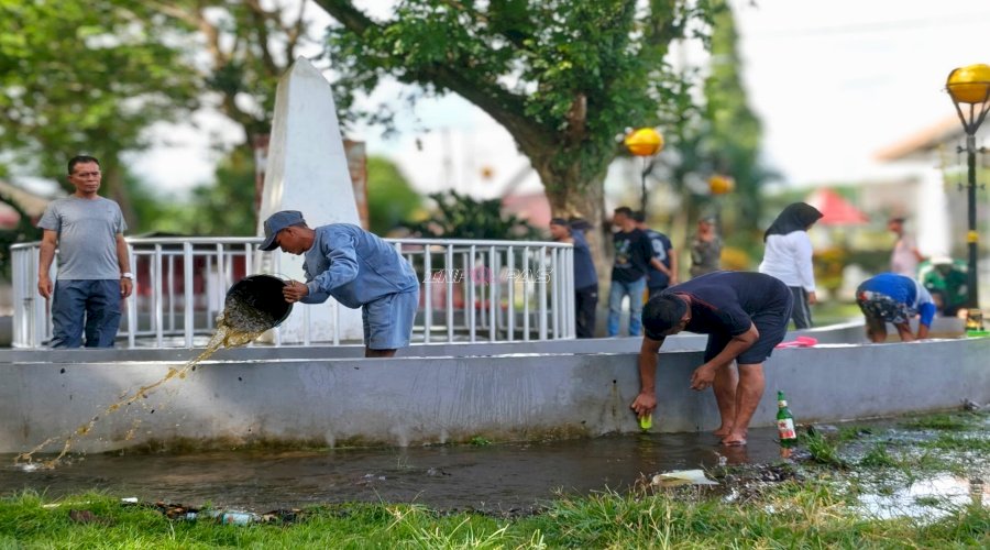 Lapas Bandanaira Libatkan Warga Binaan Bersihkan Monumen Bersejarah