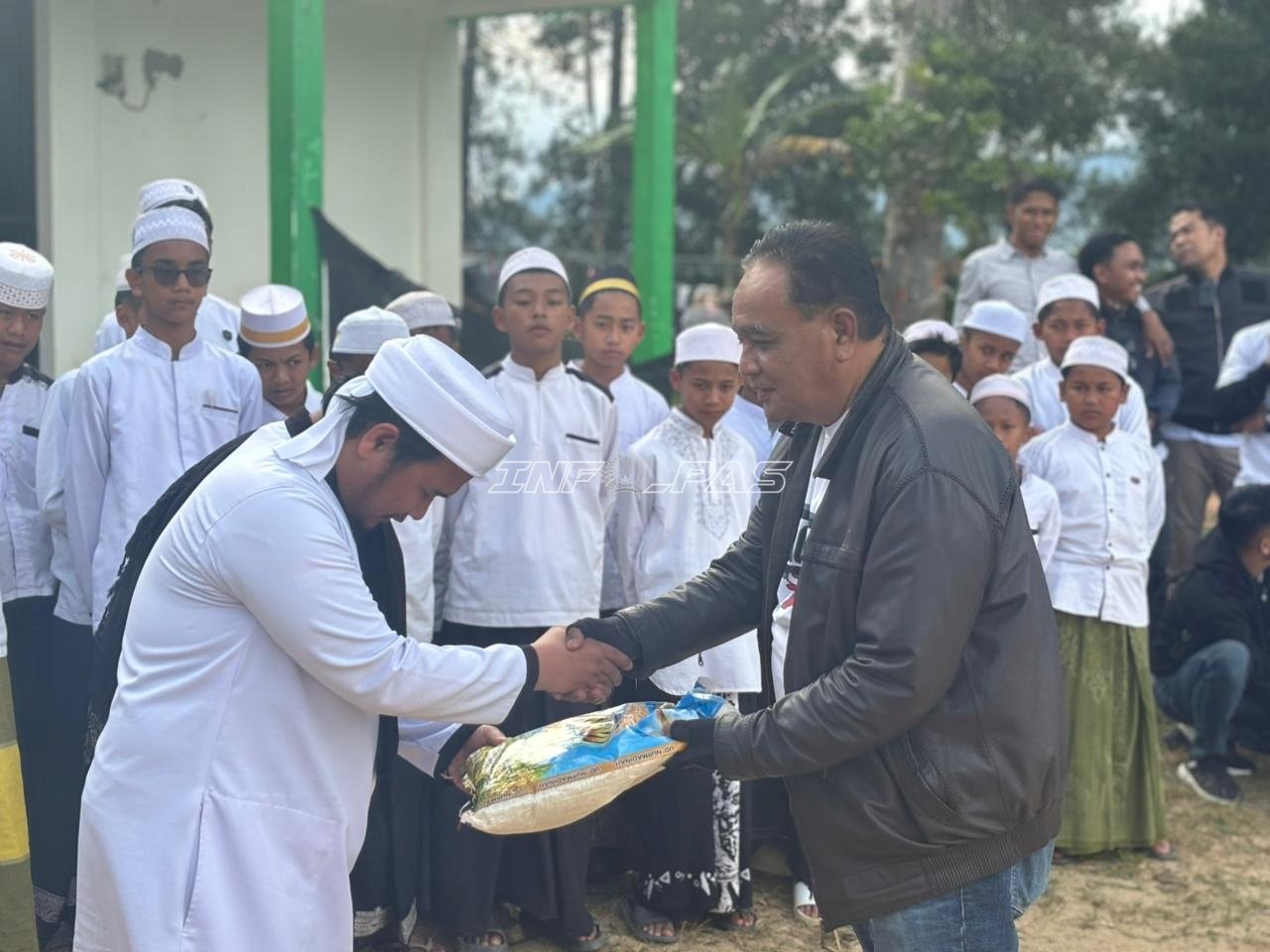 Perkuat Kepedulian Sosial, Kanwil Ditjenpas Sulbar Salurkan Bansos bagi Ponpes di Mamasa