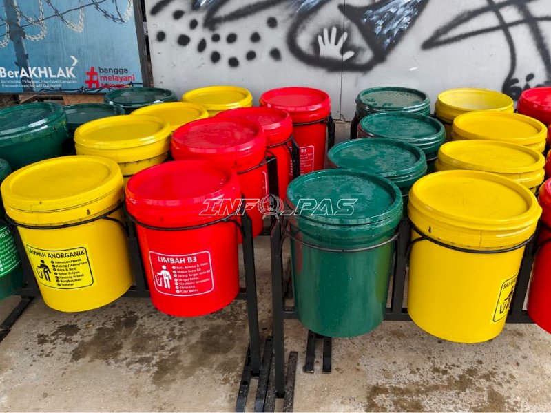 Warga Binaan Lapas Banjarmasin Sulap Kaleng Cat Bekas Jadi Tempat Sampah