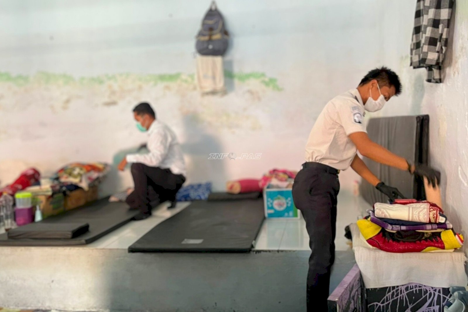 Cegah Barang Terlarang, Lapas Bandanaira Geledah Kamar Hunian