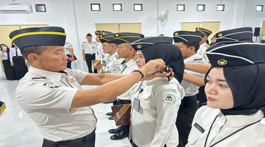 Plt. Kakanwil Ditjenpas Kep. Babel Sematkan Tanda Kenaikan Pangkat kepada Tujuh Petugas