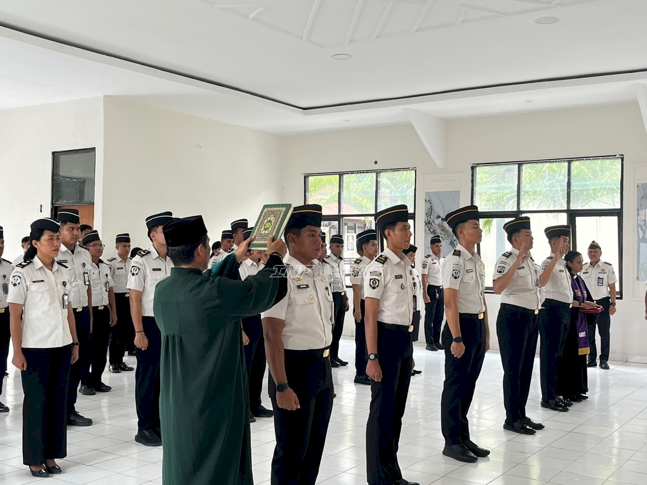 Teguhkan Profesionalisme, Kanwil Ditjenpas NTT Lantik PNS Poltekip dan Sematkan Kenaikan Pangkat