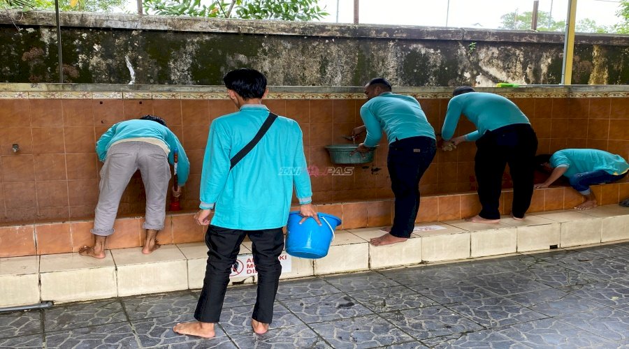 Klien Bapas Banjarmasin Wujudkan Indonesia ASRI, Bersihkan Langgar Syuhada Jelang Ramadan