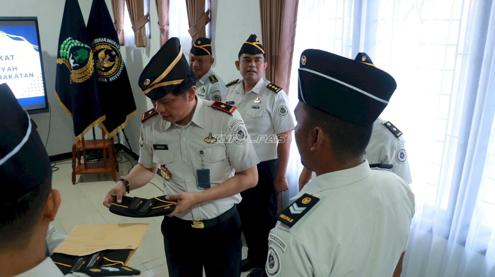 Komitmen Bangun SDM Unggul, Kanwil Ditjenpas Papua Barat Sematkan Tanda Kenaikan Pangkat Tiga Pegawai