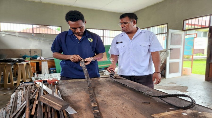 Lapas Tual Terus Produksi Ikat Pinggang Kayu Arang Eksklusif