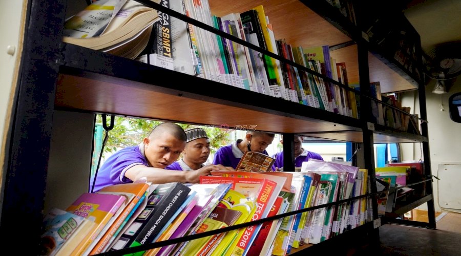 Warga Binaan Lapas Narkotika Karang Intan Antusias Sambut Layanan Perpustakaan Keliling