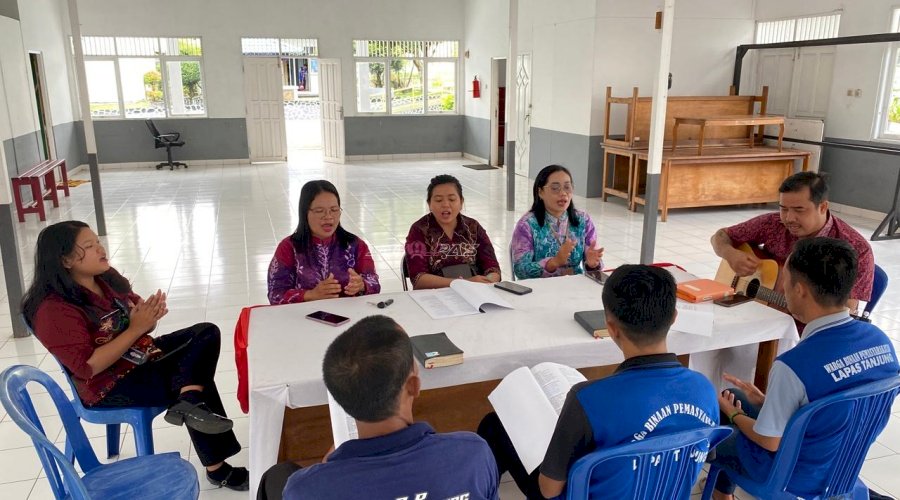 Ibadah Kristen di Lapas Tanjung Bina Rohani Warga Binaan dan Peserta Magang