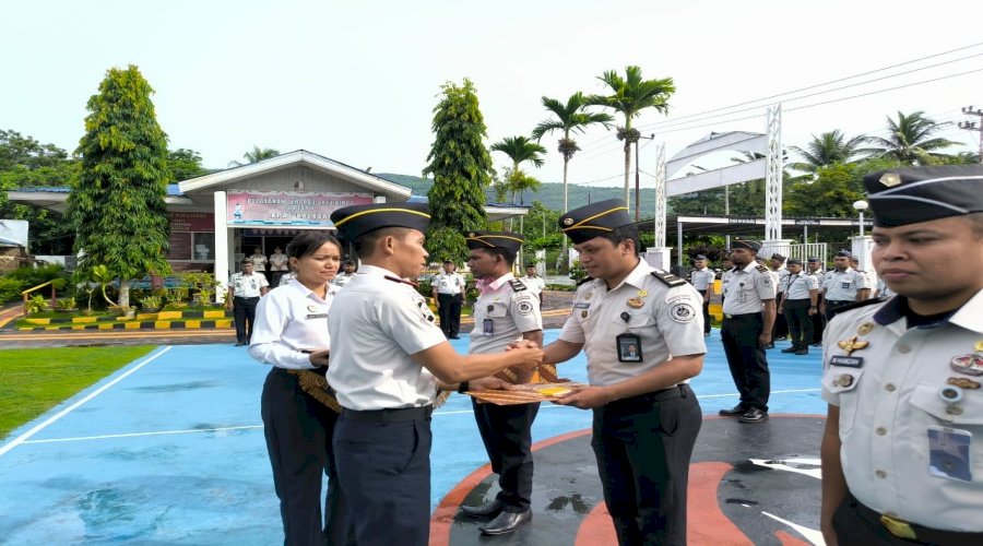 Apresiasi Capaian Kinerja, Lapas Kalabahi Sematkan Tanda Kenaikan Pangkat Tiga Petugas