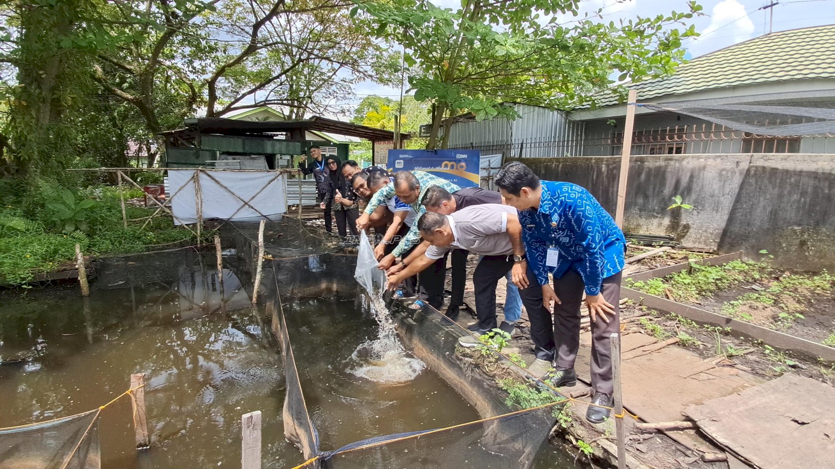 Tebar Bibit Lele, Bapas Banjarmasin Dorong Kemandirian Klien Pemasyarakatan