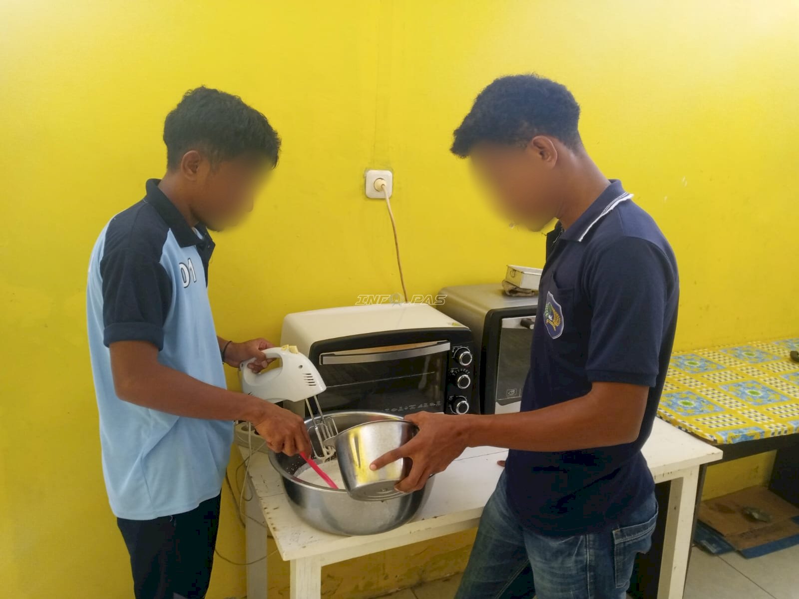 Produksi Perdana Kue Lumpur, Lapas Piru Perkuat Pembinaan Kemandirian Berbasis UMKM