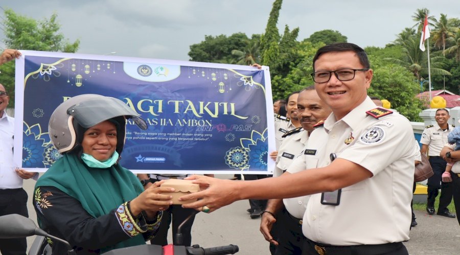 Bagikan Paket Takjil, Lapas Ambon Hadirkan Kepedulian dan Semarak Ramadan bagi Masyarakat 