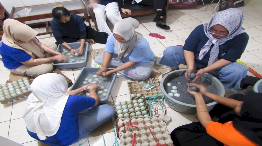 Tekun dan Terlatih, Warga Binaan Rutan Pelaihari Produksi Telur Asin Berkualitas