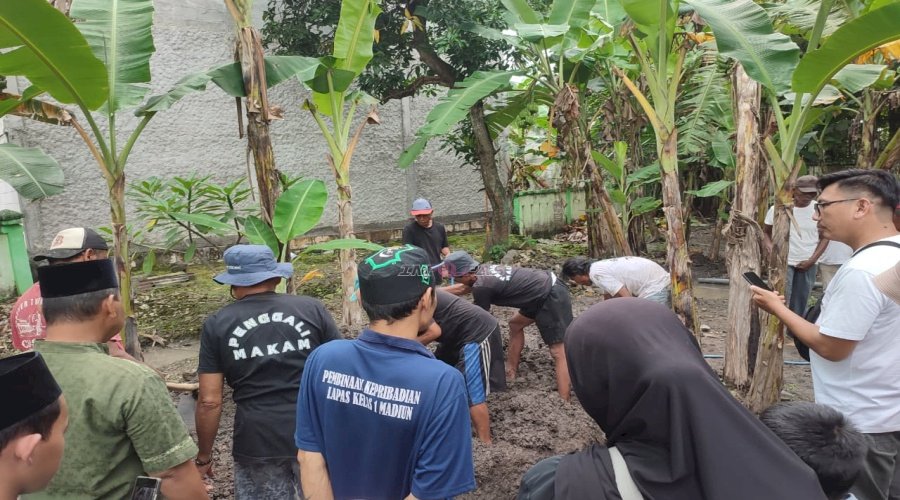 Berikan Hak Kemanusiaan, Lapas Kelas I Madiun Fasilitasi Warga Binaan Hadiri Pemakaman Istri