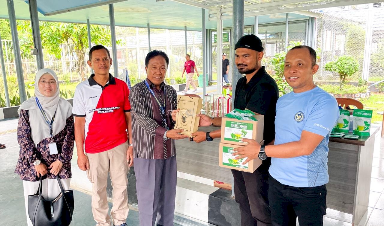 Teh Mint Laskarin dan Sasirangan Lapas Narkotika Karang Intan Diborong Rektor PGRI Kalimantan