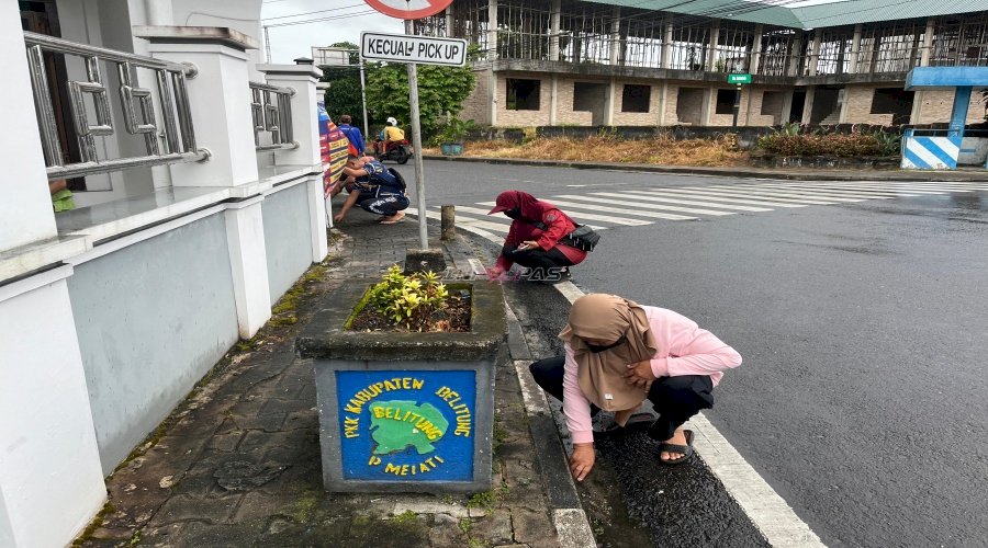 Bapas Tanjungpandan bersama DLH Kab. Belitung Ajak Klien Bersihkan Rumah Ibadah dan Salurkan Sembako