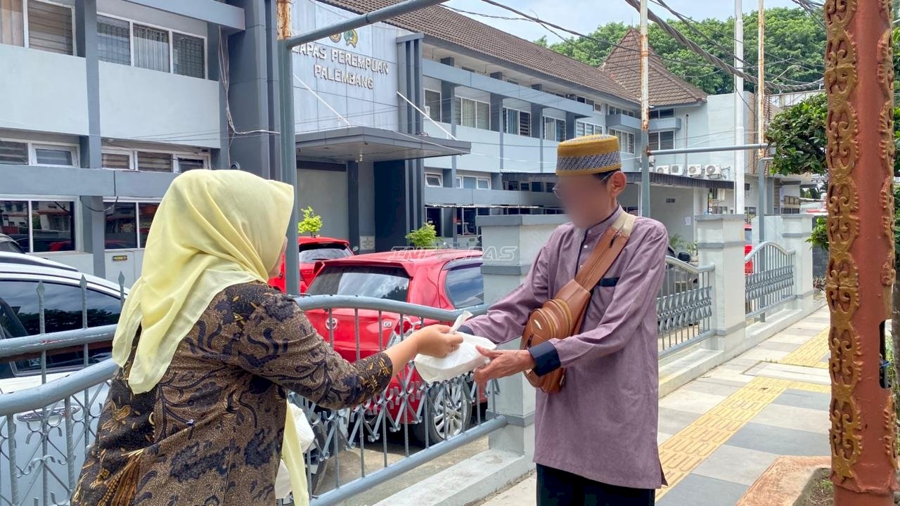 Lapas Perempuan Palembang Bagikan 80 Paket Makanan untuk Masyarakat dan Panti Asuhan