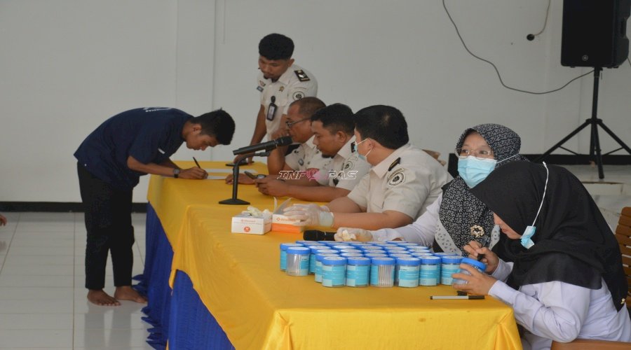 Petugas dan 100 Warga Binaan Lapas Narkotika Muara Sabak Jalani Tes Urine, Seluruhnya Negatif
